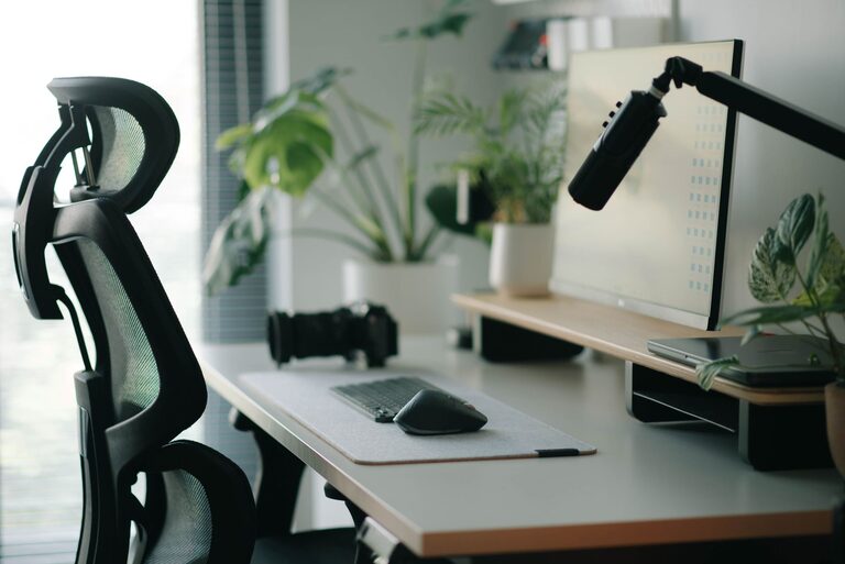 Tips for Choosing a Comfortable Desk Chair That Supports Your Workday